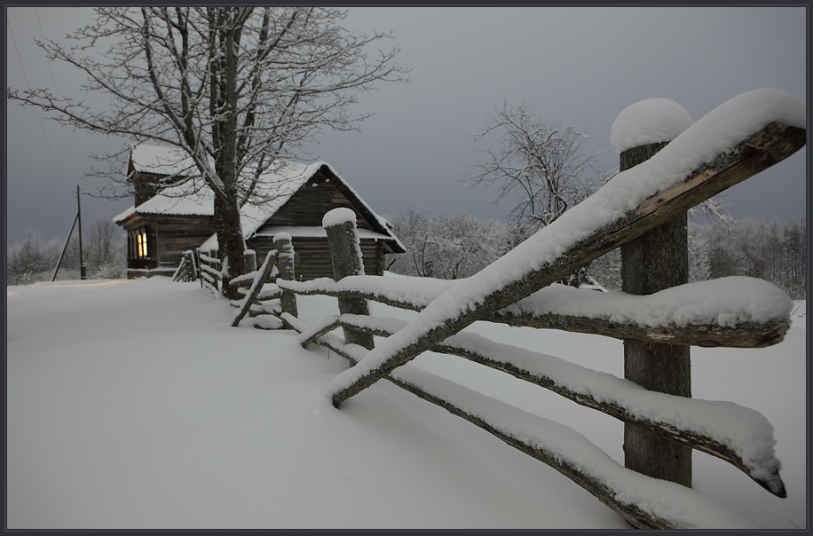 Заснеженная деревня зимой