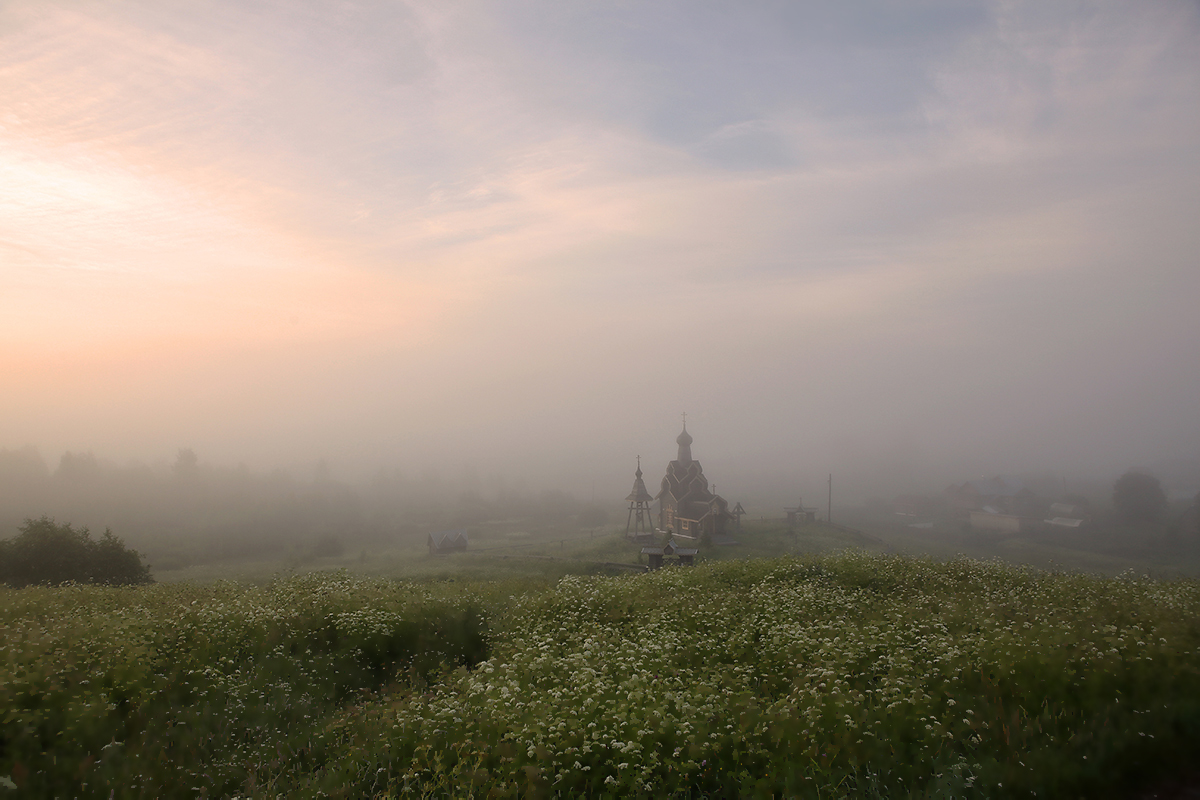 Утренний туман начинал слегка рассеиваться впр ответы. Деревня пелена. Солнце в тумане СПБ. Очертания часовни в далеке фото.